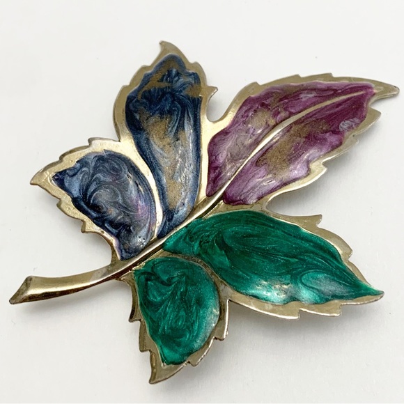 Vintage Jewelry - Vintage swirled enamel large maple leaf brooch pin